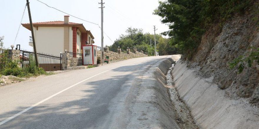 Sapanca’da Beton Yağmur Suyu Kanallarına Düzenleme Yapıldı