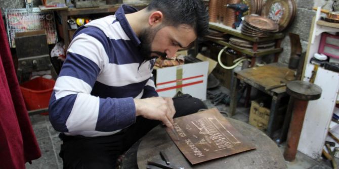 Bakır Levhaları Tabloya Dönüştürüyor