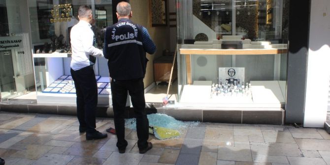 Kavgada Sıkılan Kurşunlar İş Yerlerine İsabet Etti