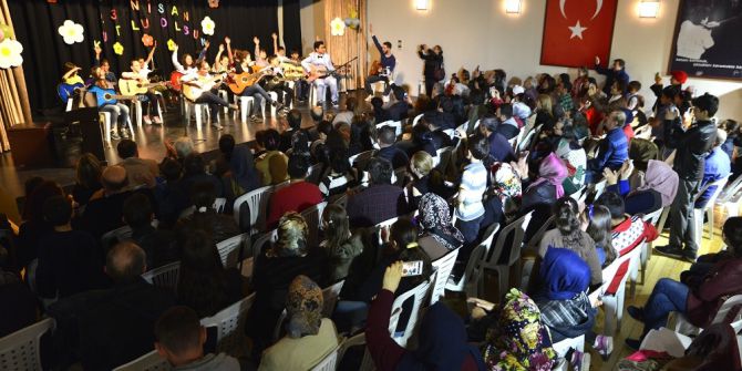 23 Nisan Çocuklarından Piyano Ve Gitar Konseri