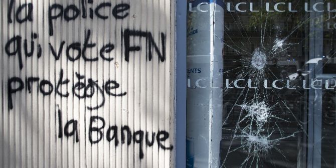 “Ne Macron Ne Le Pen”: Gençler Paris’de Protesto Ediyor