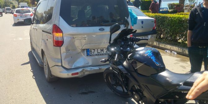 Park Halindeki Kamyonete Çarpan Motosikletteki 2 Kişi Yaralandı