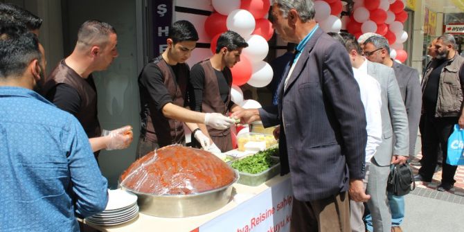 Referandumdan ’Evet’ Çıkmasını Çiğköfte Dağıtarak Kutladı