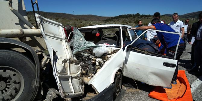 Arıza Yapan Beton Mikserine Otomobil Çarptı: 1 Ölü