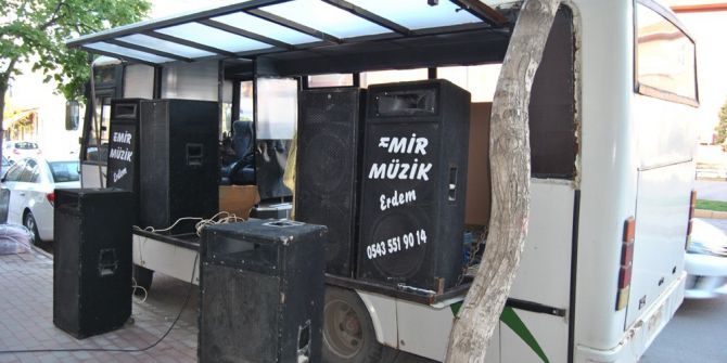 Yürüyen Minibüsü Müzik Evine Çevirdi