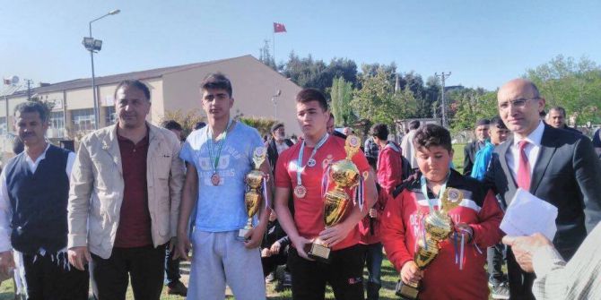 Aba Güreşi Türkiye Şampiyonasına Darendeli Güreşçiler Damgasını Vurdu