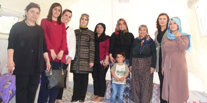 Samsat’ta Yetim Depremzedelere Hediye