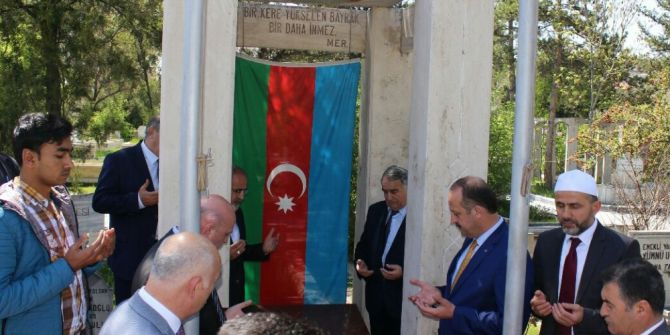 Torun Resulzade’den Ata Resulzade’nin Kabrine Ziyaret