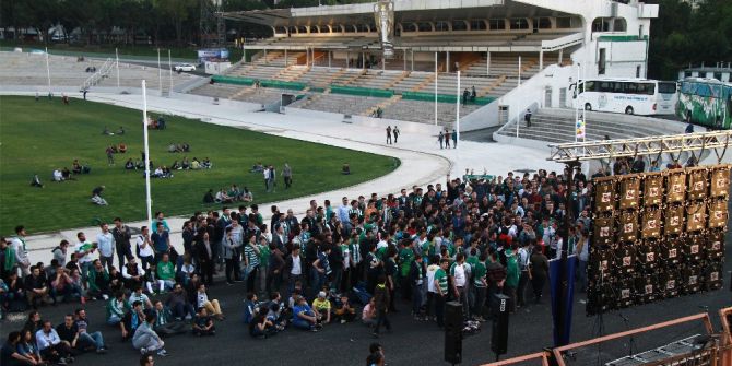 Bursasporlu Taraftarlar, Seyircisiz Maçı Dev Ekranda İzledi