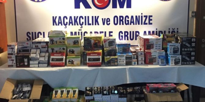 İzmir’de Kamyonet İçerisinde Gümrük Kaçağı Eşyalar Yakalandı.