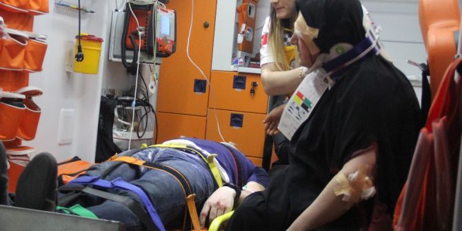 Viyadükte Asılı Kalan Tırın Sürücüsünü İtfaiye Kurtardı