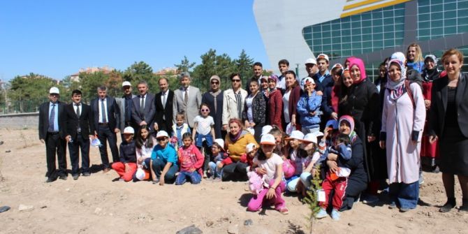 Çocuk Evlerinde Kalan Çocuklar Fidan Dikti