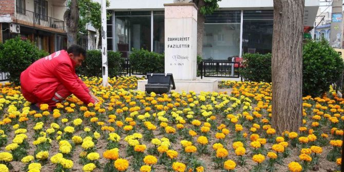 Bayraklı’da Parklar Pırıl Pırıl