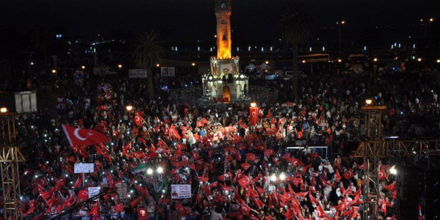 İzmirliler 17. Gününde De ’Demokrasi Nöbeti’nde