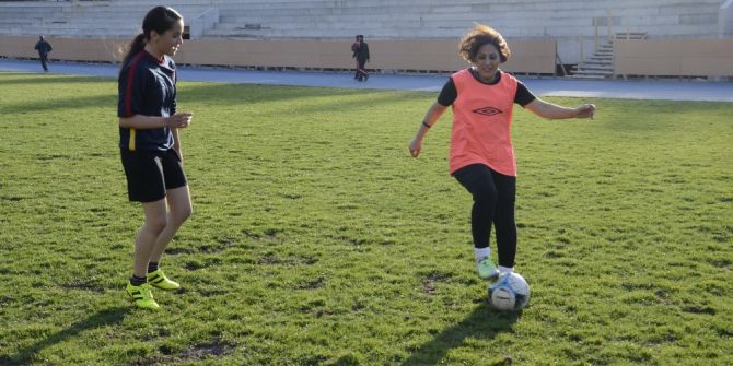 İranlı Kadın Hemşire, Futbol Yeteneğiyle Göz Dolduruyor