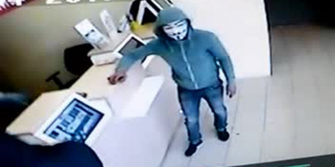 V For Vendetta Maskeli Soyguncular Kamerada