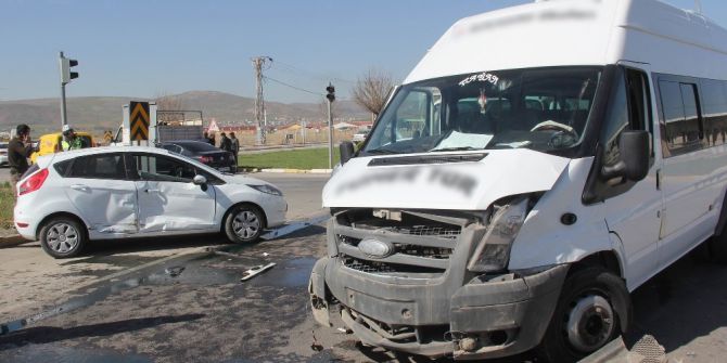Sivas’ta Zincirleme Trafik Kazası: 5 Yaralı