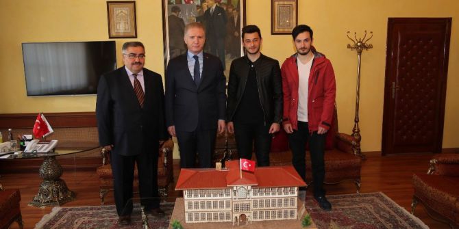 Vali Gül’e Öğrenciler Valilik Maketi Hediye Etti