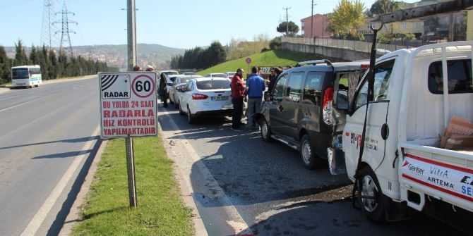 Zincirleme Kazada 6 Araç Birbirine Girdi: 1 Yaralı