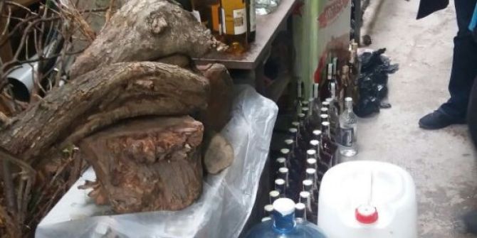 İzmir’de 88 Şişe Kaçak, 250 Litre Sahte İçki Ele Geçirildi
