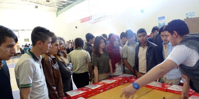 Fen Lisesi Öğrencileri Bilimsel Çalışmalarını Sergiledi