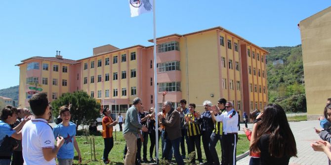 4 Büyüklerin Taraftarları Birlikte Beşiktaş Bayrağını Göndere Çekti