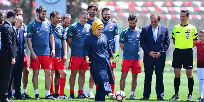 Maçın Başlama Vuruşu Emine Erdoğan’dan