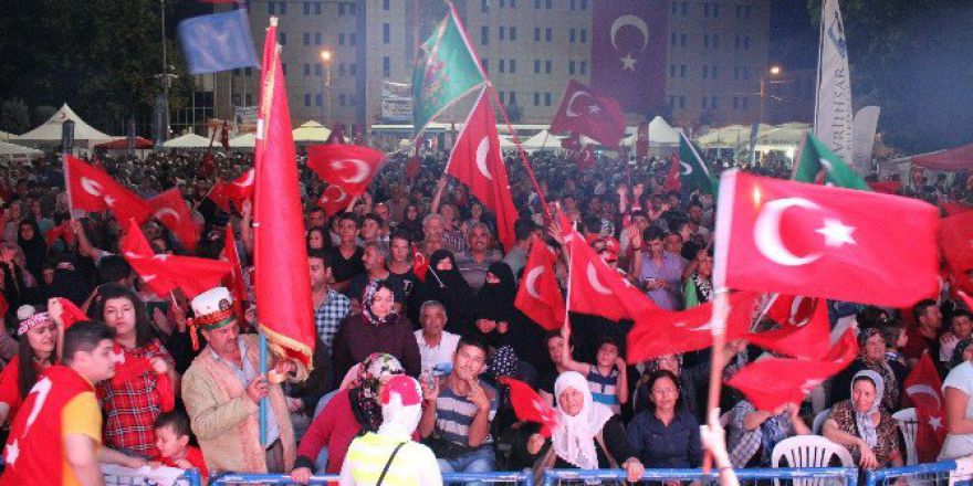 Eskişehirliler Demokrasi Nöbetinin 18’inci Gününde De Meydanları Boş Bırakmadı