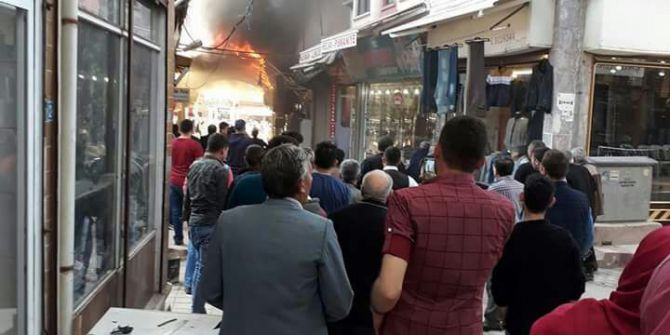 Çarşıda Çıkan Tente Yangını Büyük Paniğe Neden Oldu