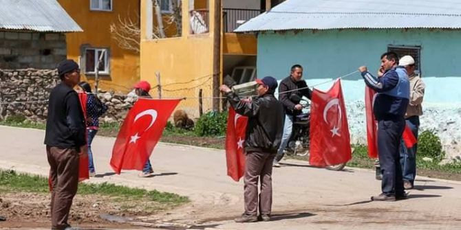Türk Bayraklarıyla Şehit İçin Asıldı