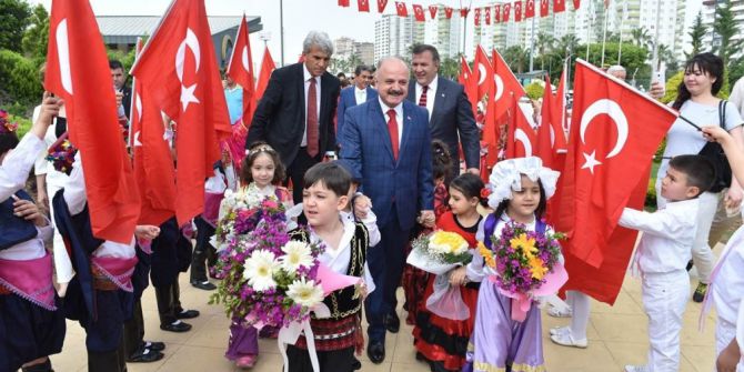 Mersin’de 23 Nisan 5 Gün Gecikmeli Kutlandı