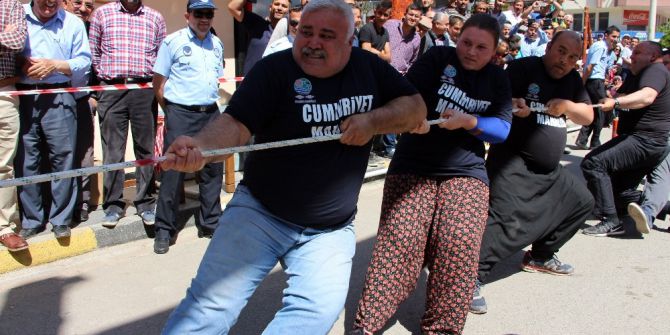 Halat Çekme Yarışmasında Ter Döktüler