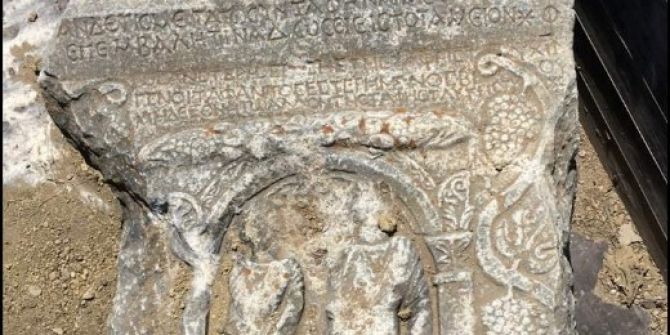 Halı Altına Gizlenmiş Roma Dönemine Ait Mezar Steli Ele Geçirildi
