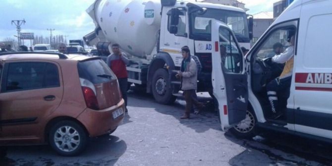 Tatvan’da Trafik Kazası: 2 Yaralı
