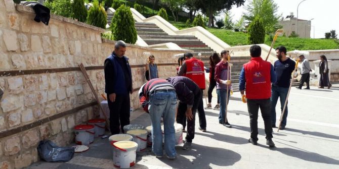 Adıyaman Kalesi Duvarlarına Yazılan Kötü Yazılar Siliniyor