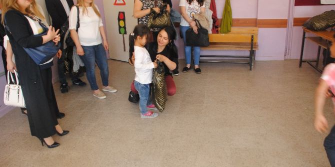 Jandarma Personelinin Eşlerinden Fakir Öğrenciye Yardım