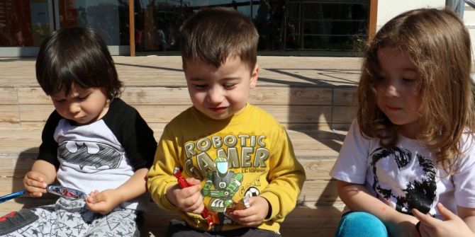 Minikler Ellerini Şifaya Açtı