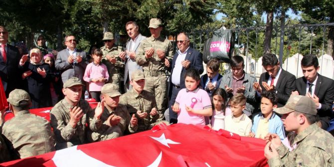 Öğrenciler, Okullarının İsmini Taşıyan Şehitlerin Kabrini Ziyaret Etti
