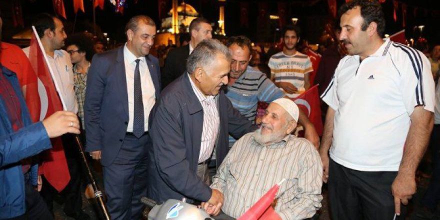 Parola:“tek Millet, Tek Devlet, Tek Bayrak, Tek Vatan"