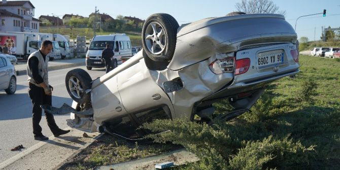 Cenaze Dönüşü Beton Mikserine Çarpan Otomobil Takla Attı