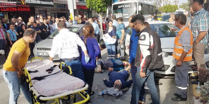 Otomobil Yayalara Çarptı: 2 Yaralı