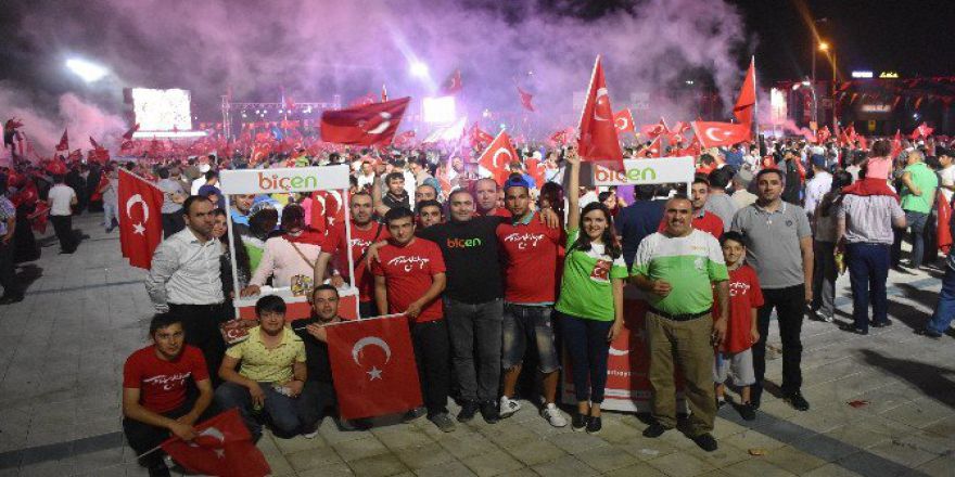 Biçen Marketler’den Demokrasi Nöbetine Destek