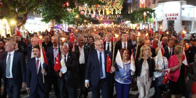 Manisa’da Geceyi Aydınlatan Fener Alayı