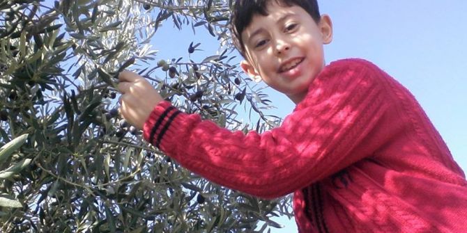 İzmir’de Minibüs İle Hafif Ticari Araç Çarpıştı: 2 Ölü, 2’si Ağır 9 Yaralı