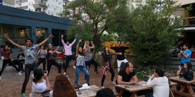 Adana’da Cafe Ve Caddelerde Dünya Dans Günü Etkinliği