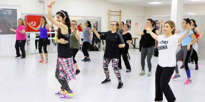 Kadınlar Fazla Kilolarından Zumba İle Kurtuluyor