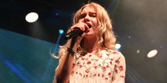 Aleyna Tilki İlk Halk Konserini Verdi