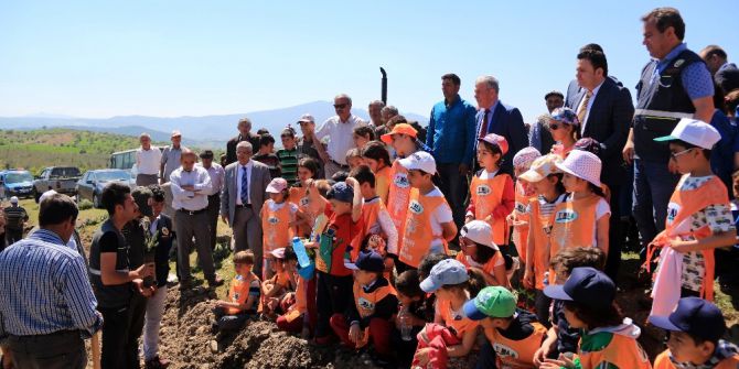 Demirci’de 3 Bin 500 Fidan Toprakla Buluştu