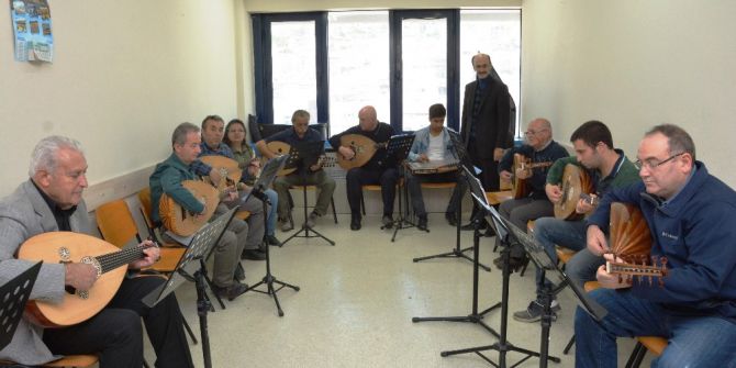 76 Yaşında Ud Öğrenmek İçin Kursa Gidiyor