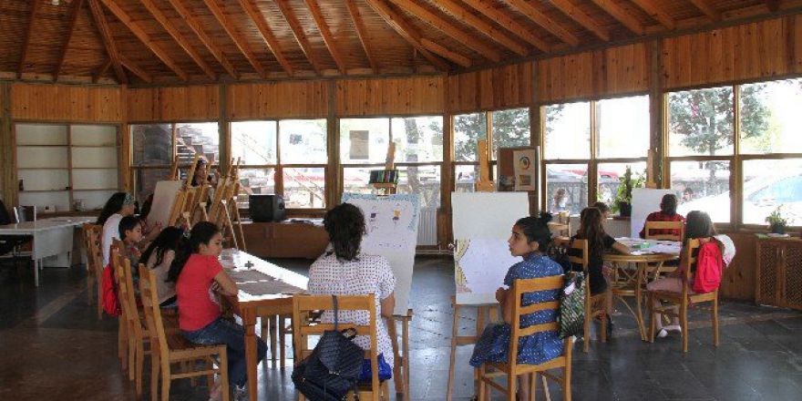Bağlar Belediyesi’nin Resim Ve Halk Oyunları Kursları Devam Ediyor